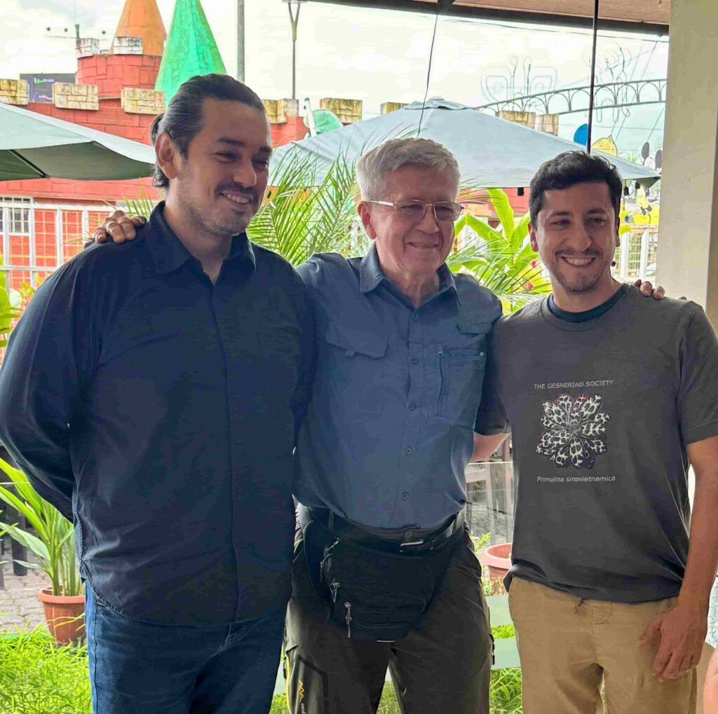 En el centro, Stephen Maciejewski de la Sociedad de Gesneriáceas, a los lados, Francisco Sánchez y Santiago Bravo Sánchez del Jardín Botánico Padre Julio Marrero de PUCESD.